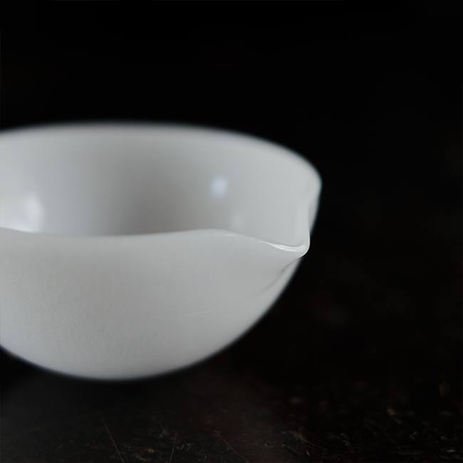 Milk glass evaporating dish