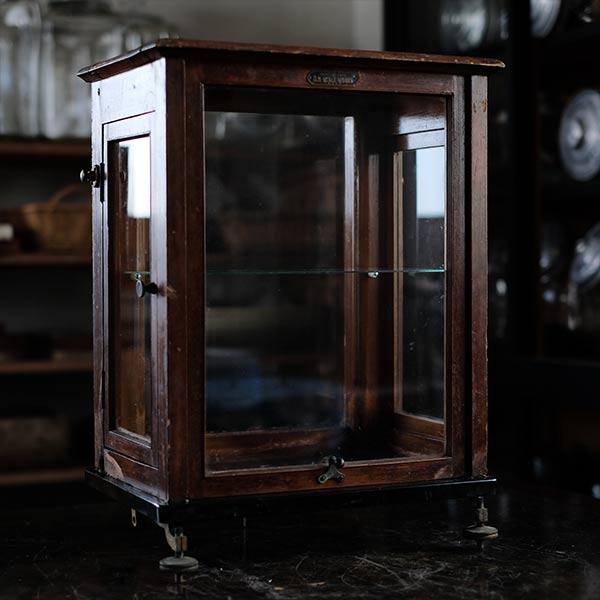 A showcase using a scale case