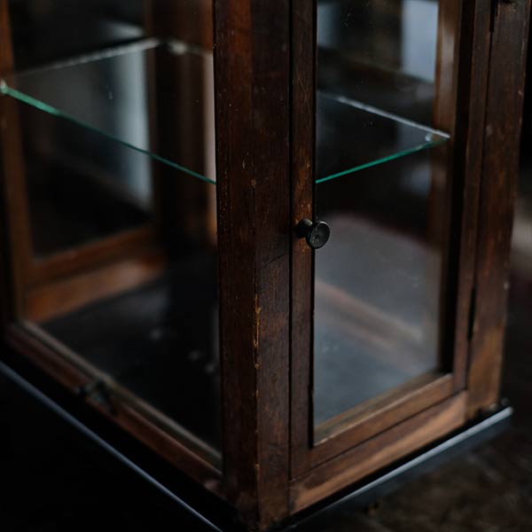 A showcase using a scale case