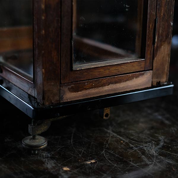 A showcase using a scale case