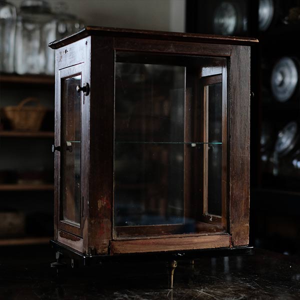 A showcase using a scale case