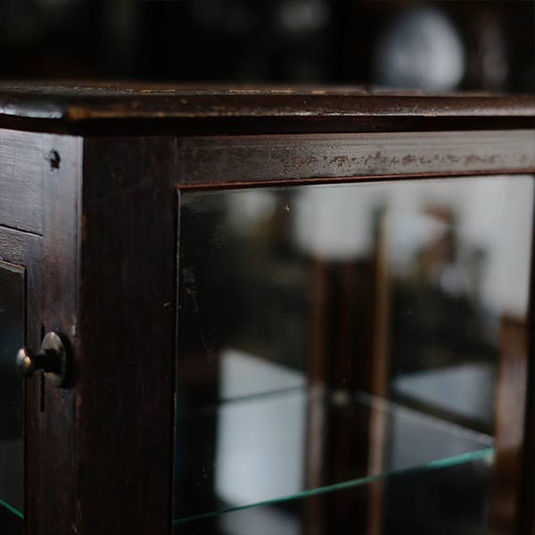A showcase using a scale case