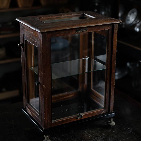 A showcase using a scale case
