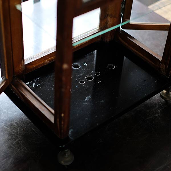 A showcase using a scale case