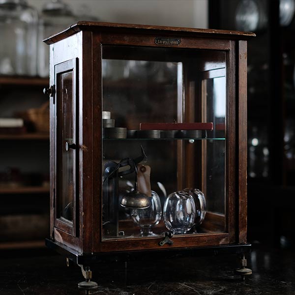 A showcase using a scale case