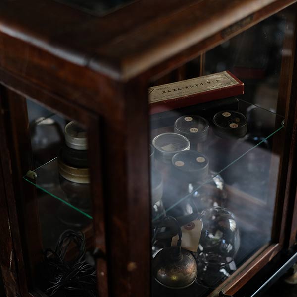A showcase using a scale case