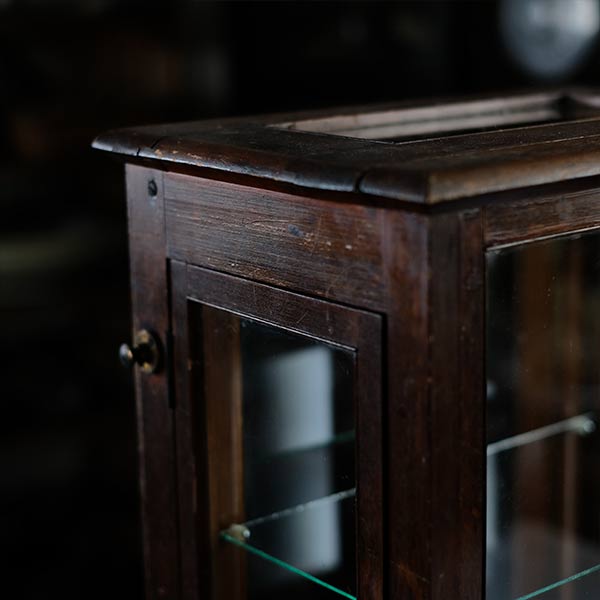 A showcase using a scale case