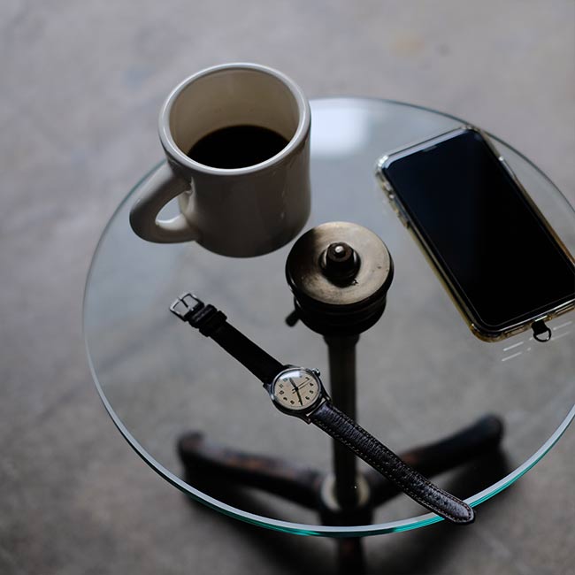 鉄脚のサイドテーブル