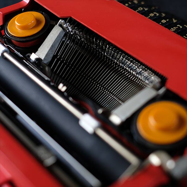 OLIVETTI ’Valentine’ タイプライター（英字）インクリボン交換済み