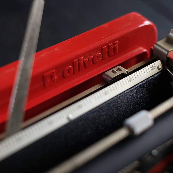 OLIVETTI ’Valentine’ タイプライター（英字）インクリボン交換済み