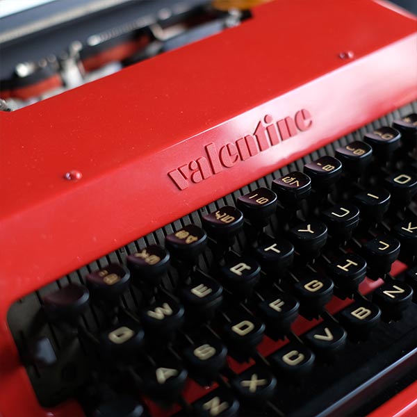 OLIVETTI ’Valentine’ タイプライター（英字）インクリボン交換済み