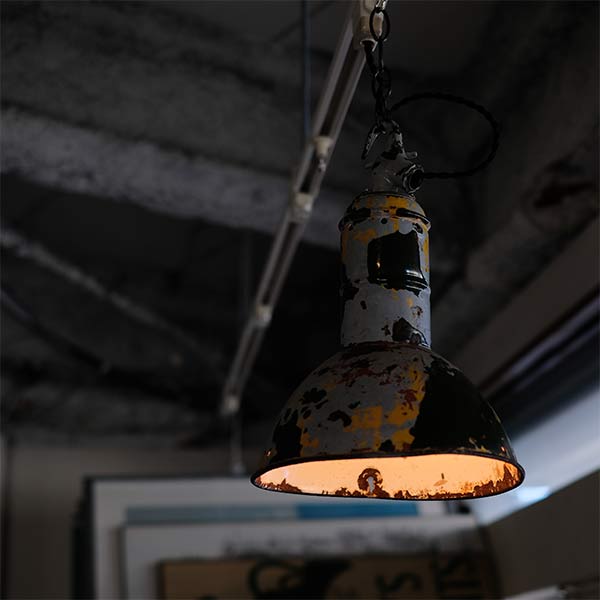 塗装の剥がれたペンダントライト