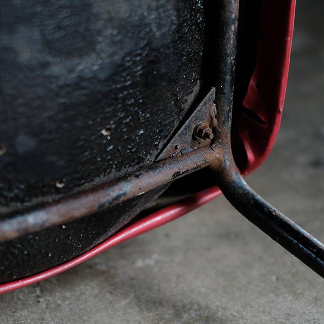 鉄脚のレトロチェア