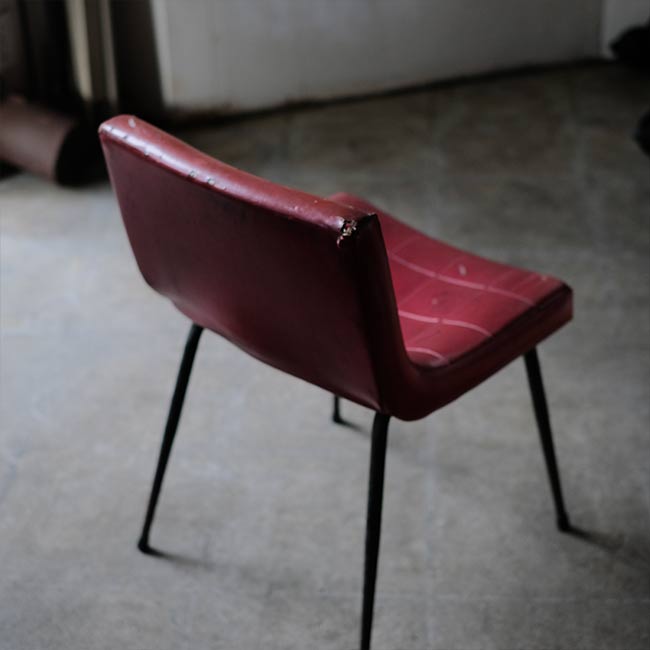 鉄脚のレトロチェア