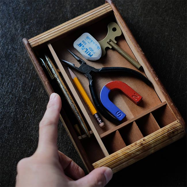 蛇腹の蓋付き文具入れ