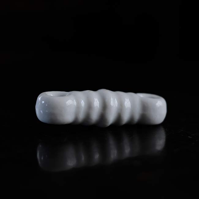 Twisted rod insulator