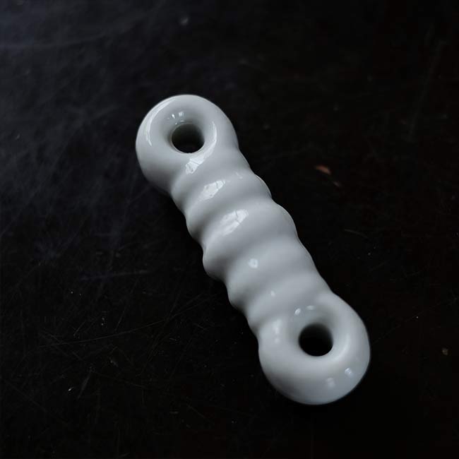 Twisted rod insulator