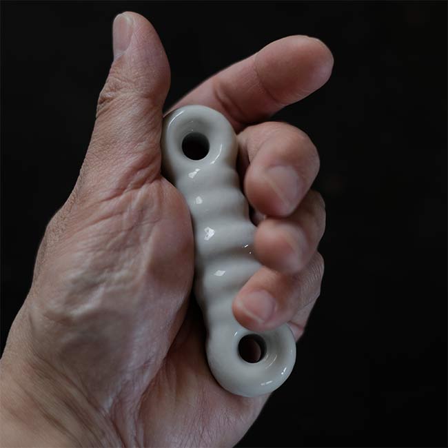 Twisted rod insulator