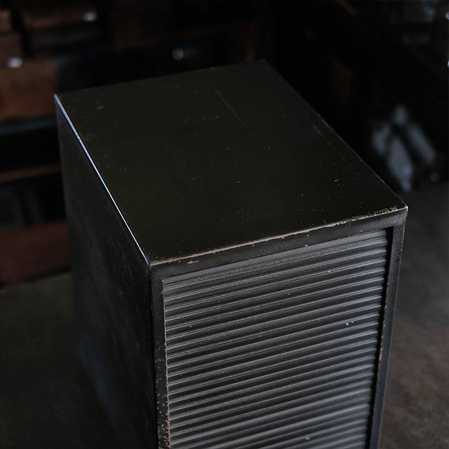 シャッター扉のスチール製の引き出し(A4、7段)