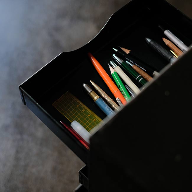 シャッター扉のスチール製の引き出し(A4、7段)