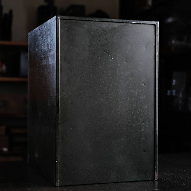 シャッター扉のスチール製の引き出し(A4、7段)
