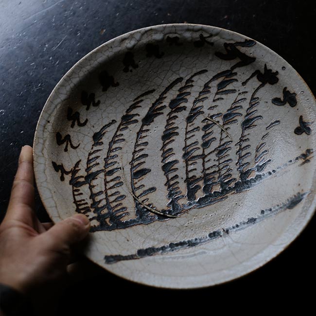 Shino large plate with a pommel pattern