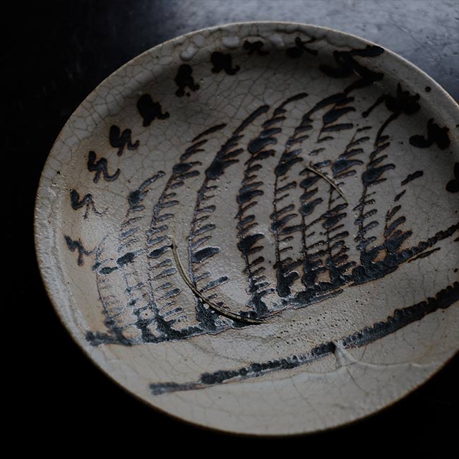 Shino large plate with a pommel pattern