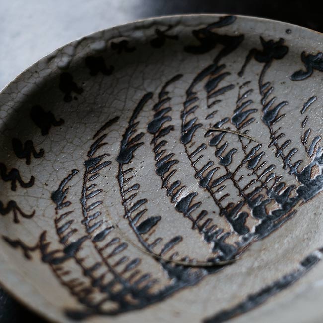 Shino large plate with a pommel pattern