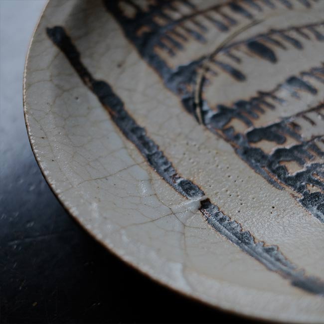Shino large plate with a pommel pattern