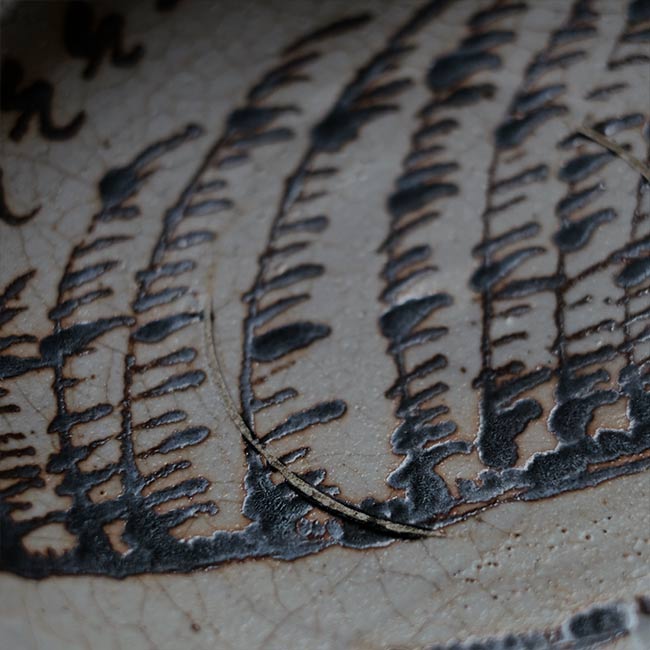 Shino large plate with a pommel pattern