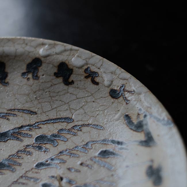 Shino large plate with a pommel pattern