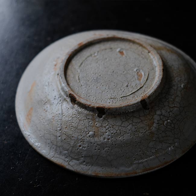 Shino large plate with a pommel pattern