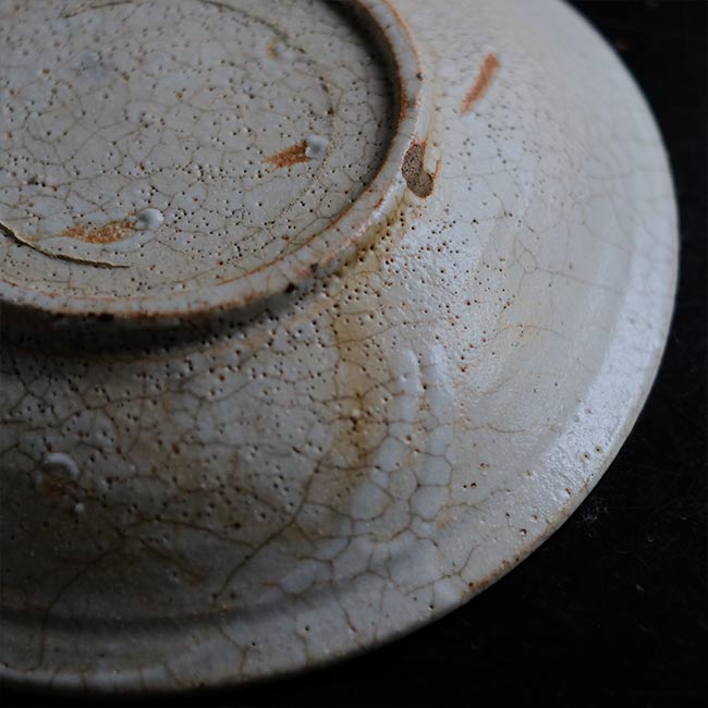 Shino large plate with a pommel pattern
