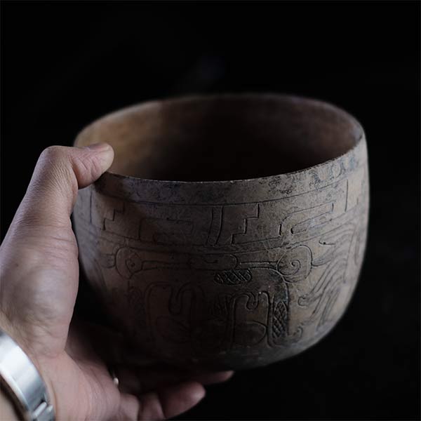 Central American deep pot with lined patterns