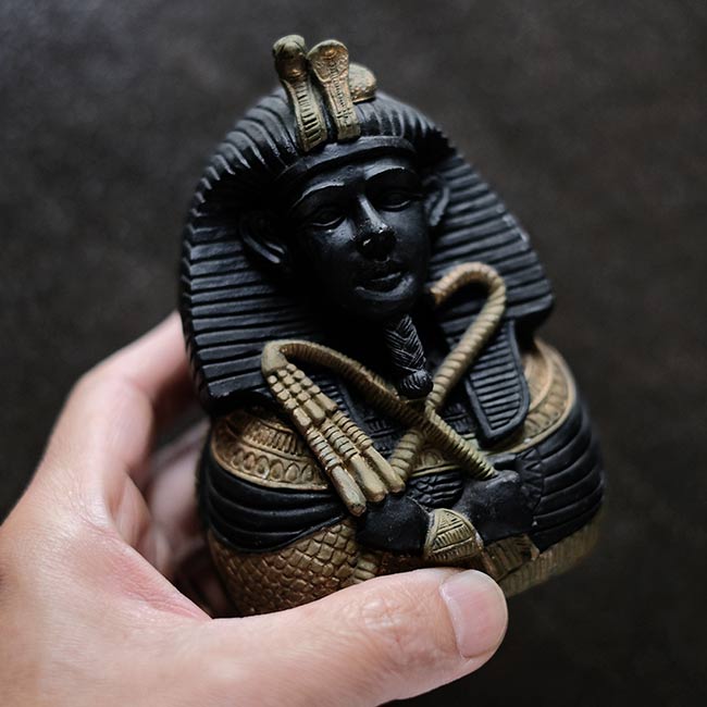Tutankhamun figure