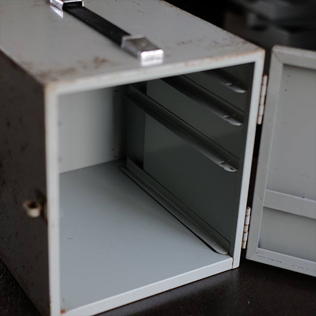 扉付きスチール製の引き出し(B5、4段)