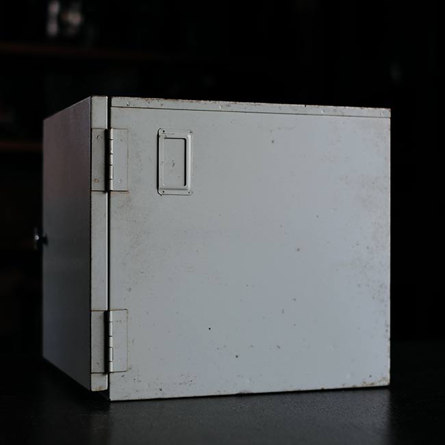 扉付きスチール製の引き出し(B5、4段)