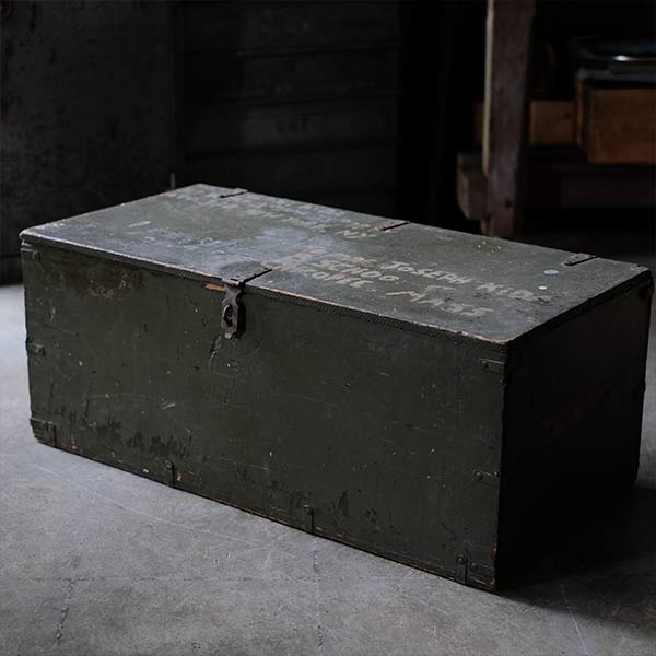 TEXAS TRUNK CO. Military trunk (wooden box) with handwritten lettering