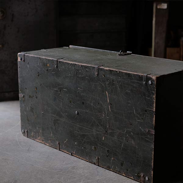 TEXAS TRUNK CO. Military trunk (wooden box) with handwritten lettering