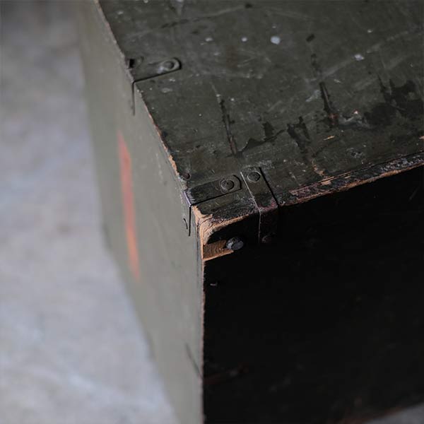 TEXAS TRUNK CO. Military trunk (wooden box) with handwritten lettering