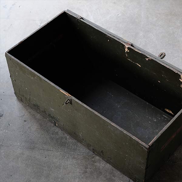 TEXAS TRUNK CO. Military trunk (wooden box) with handwritten lettering
