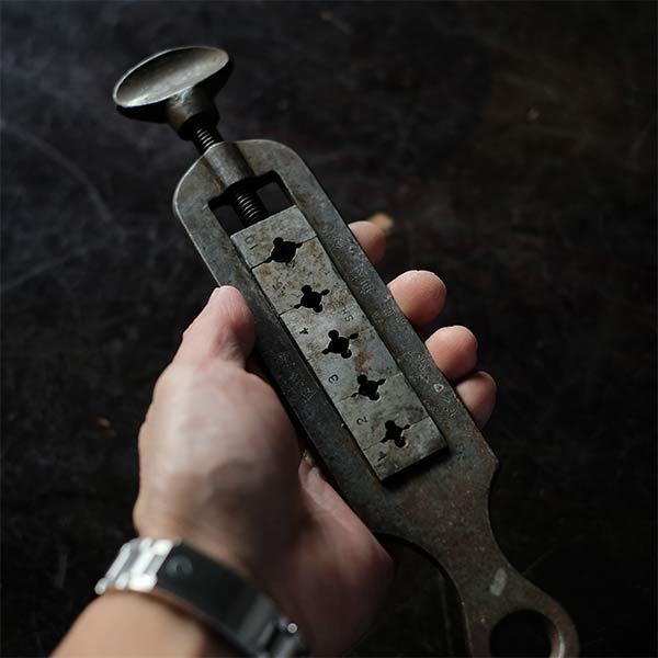 ネジ切りツール