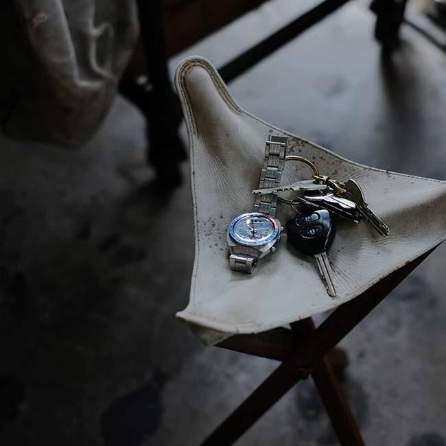 Three-legged folding chair