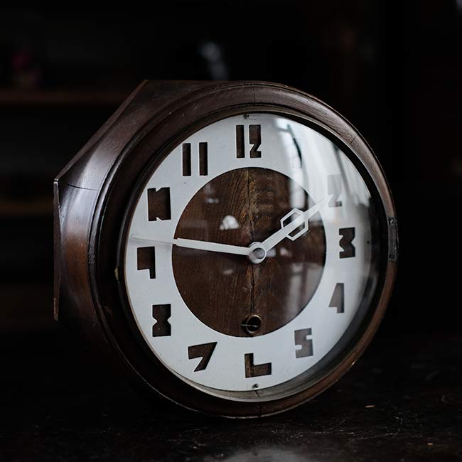 Manual winding wall clock
