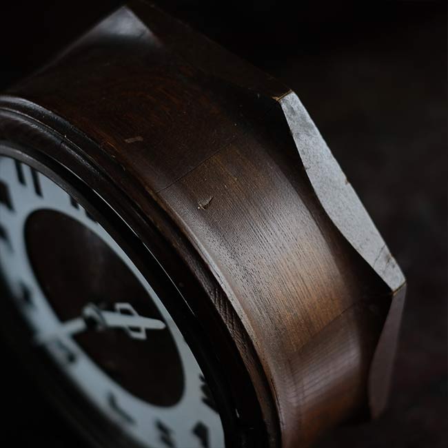 Manual winding wall clock