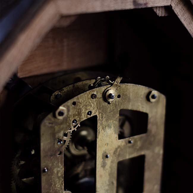 Manual winding wall clock