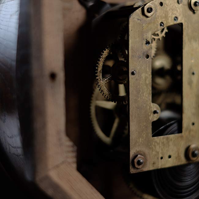 Manual winding wall clock
