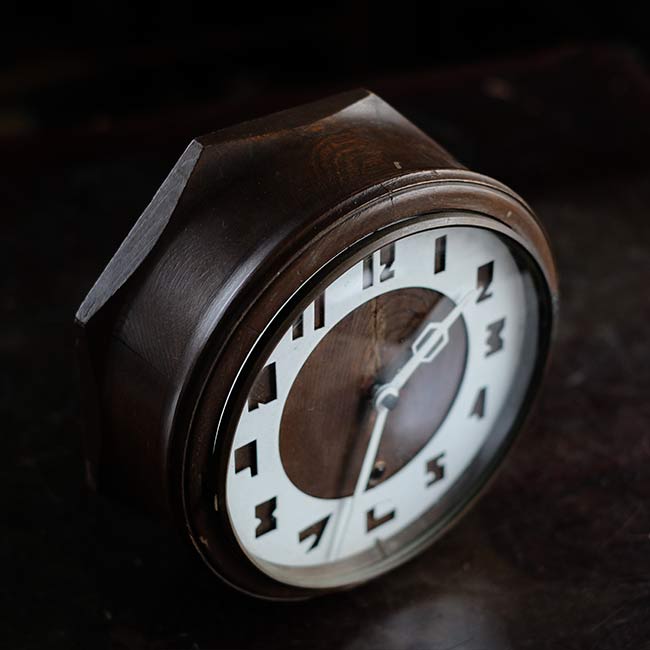 Manual winding wall clock