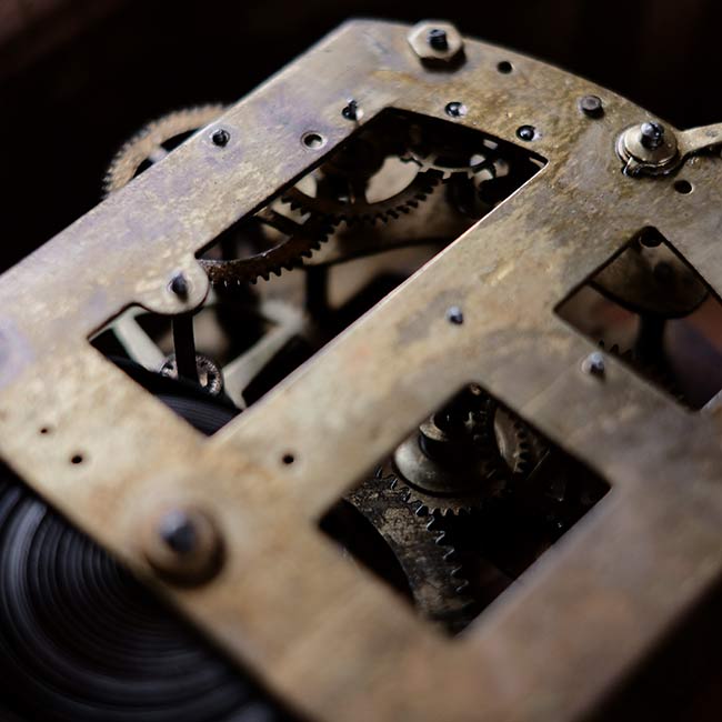 Manual winding wall clock