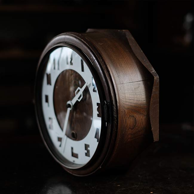 Manual winding wall clock
